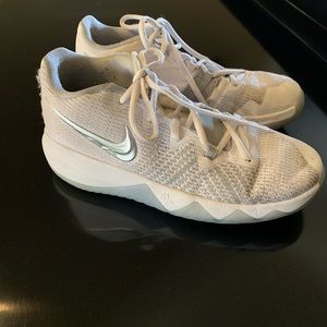 Nike Kyrie Irving Basketball Shoe Youth 6Y